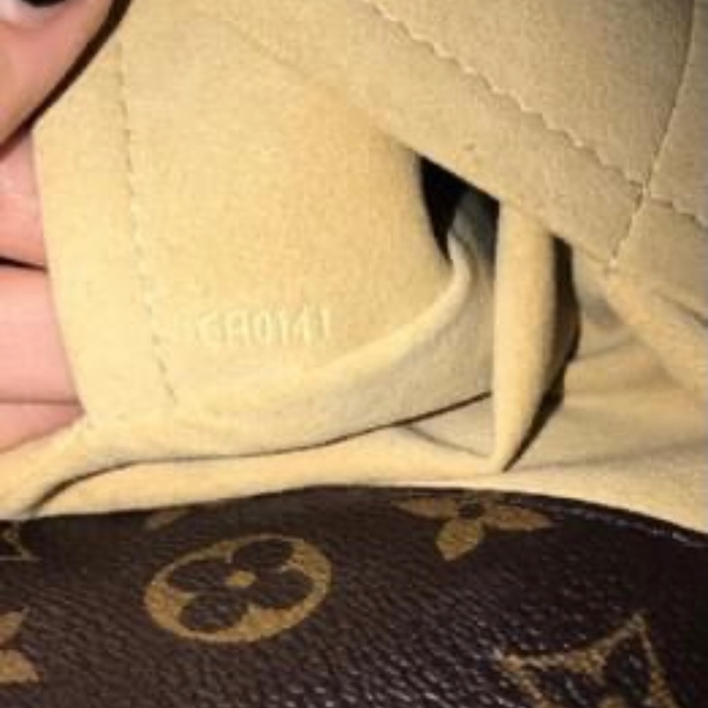 Authentic Louis Vuitton Artsy MM - Picture 3 of 10